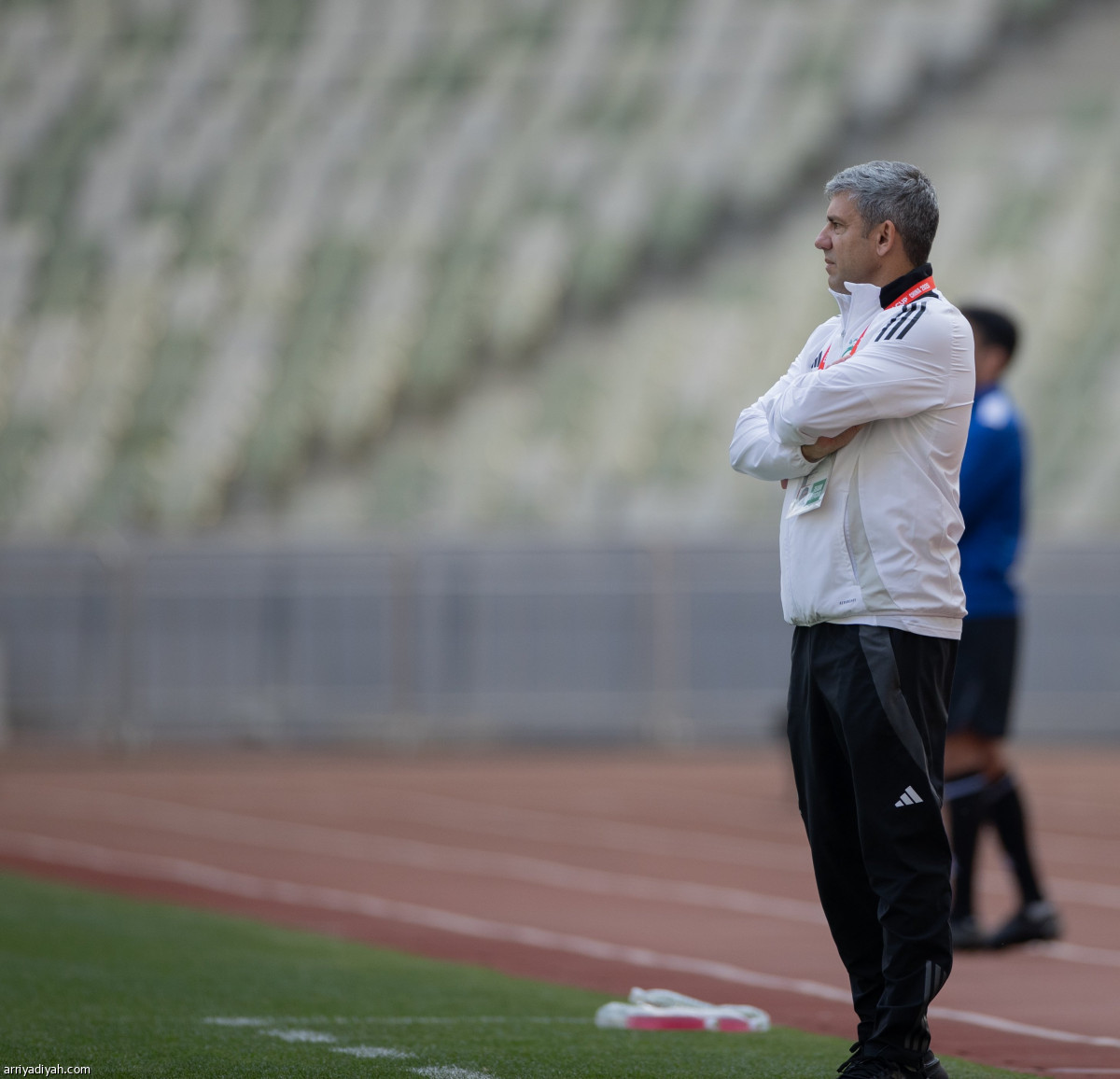 الأخضر يعبر