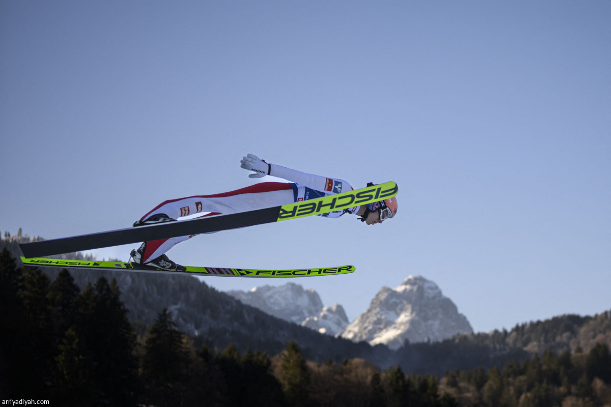 المتسابقون يحلقون