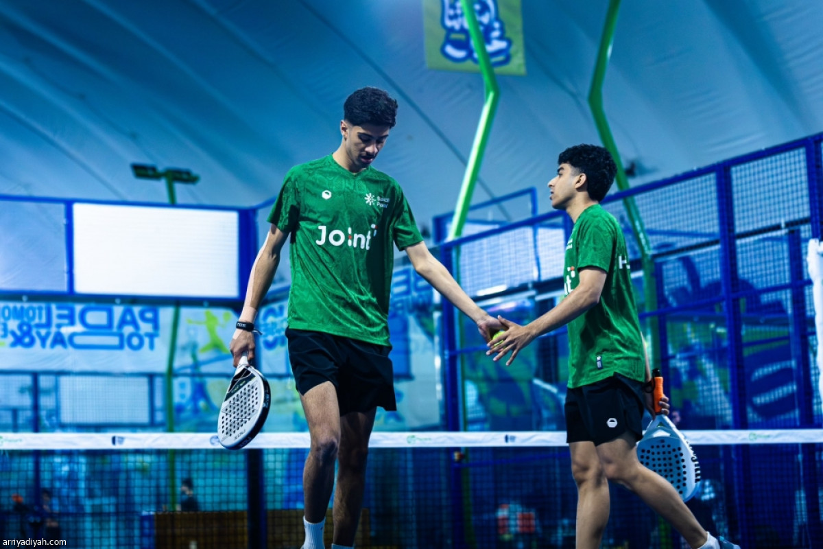 الأخضر يعبر