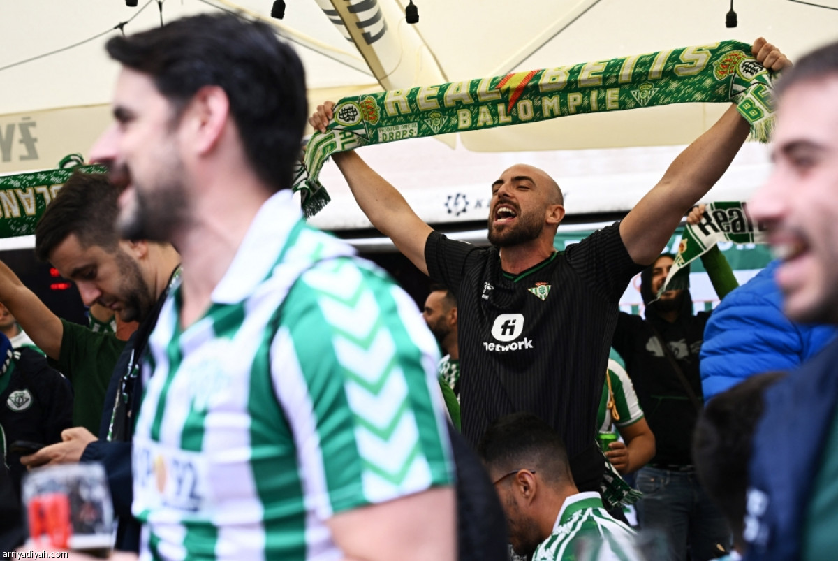 الجماهير تتوافد