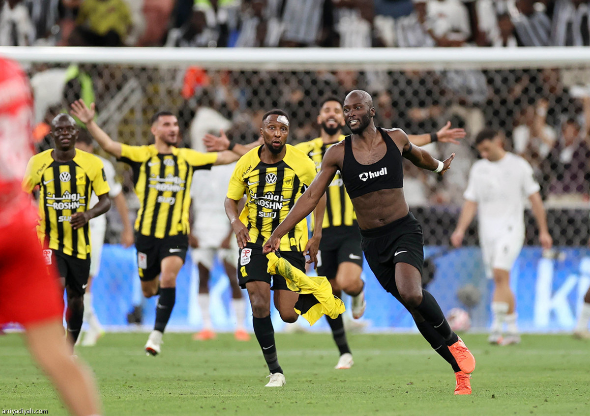 احتفال عاصف